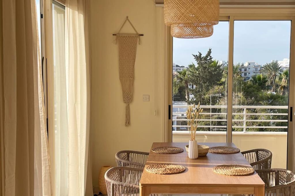 Palm View With Private Rooftop Apartment